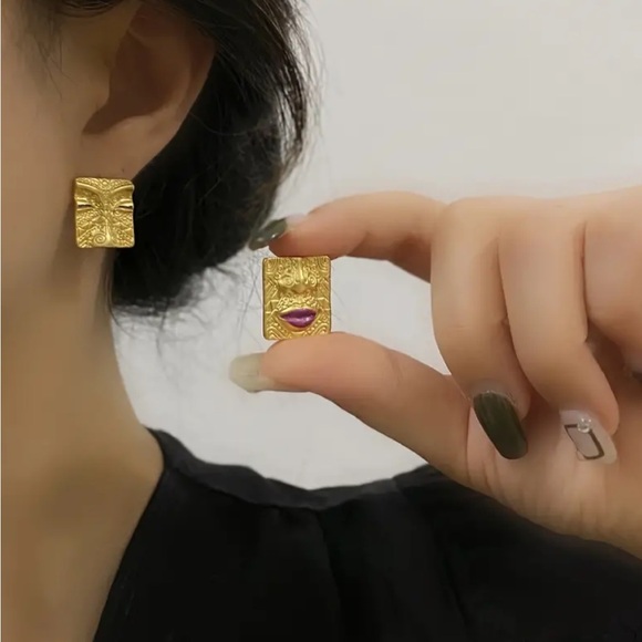 Vintage-Inspired Minimalist Face Stud Earrings - Picture 2 of 3